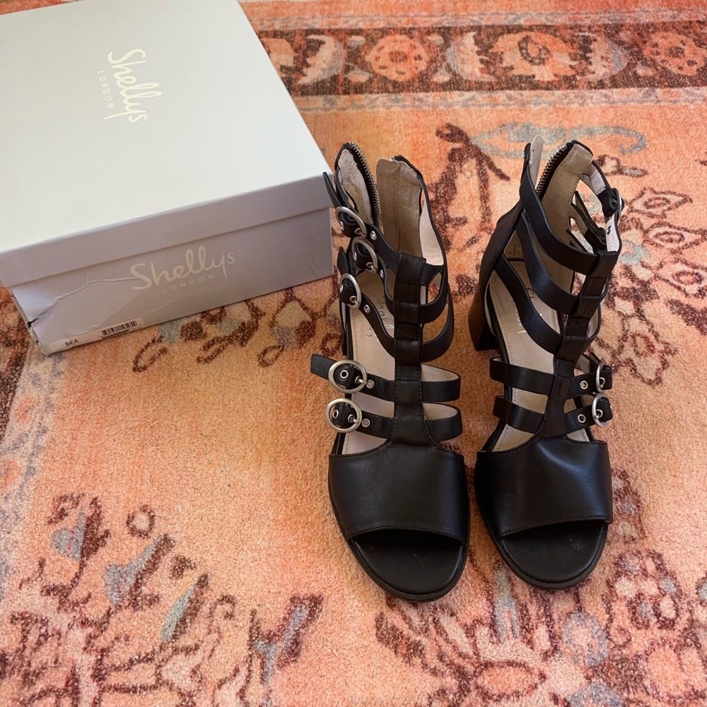 Shellys London size 7 strappy shoe!